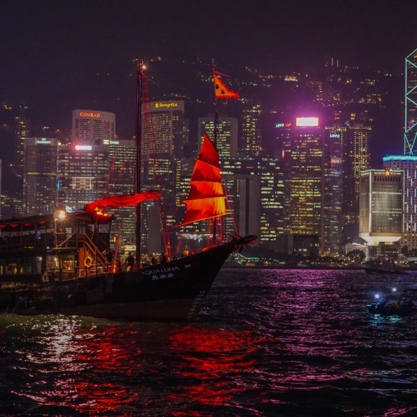 The ultimate list of the best Instagrammable places in Hong Kong with geolocations and how to get there. Hidden instagrammable places in Hong Kong you can't miss. The most comprehensive list of the Instagram spots in Hong Kong you cannot miss. Instagrammable restaurants in Hong Kong | Instagrammable cafes in Hong Kong | Hong Kong Instagrammable spots #instagram #hongkong #photography
