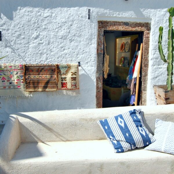 where to stay in Santorini on a budget